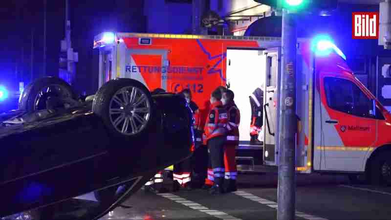 Illegales Autorennen endet in Feuer-Crash | Oldenburg, Video Screenshot, tags: straßenrennen zwei jugendliche verletzt, - youtube