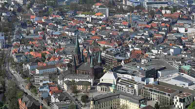 City centre of Oldenburg including St Lamberti Church, Schloss Oldenburg (Oldenburg Palace) and the Oldenburgisches Staatstheater (Oldenburg State Theatre; left image border), tags: tobias kebernicks sieg oldenburg-marathon - CC BY-SA